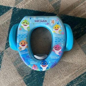 Baby shark training potty seat in excellent condition